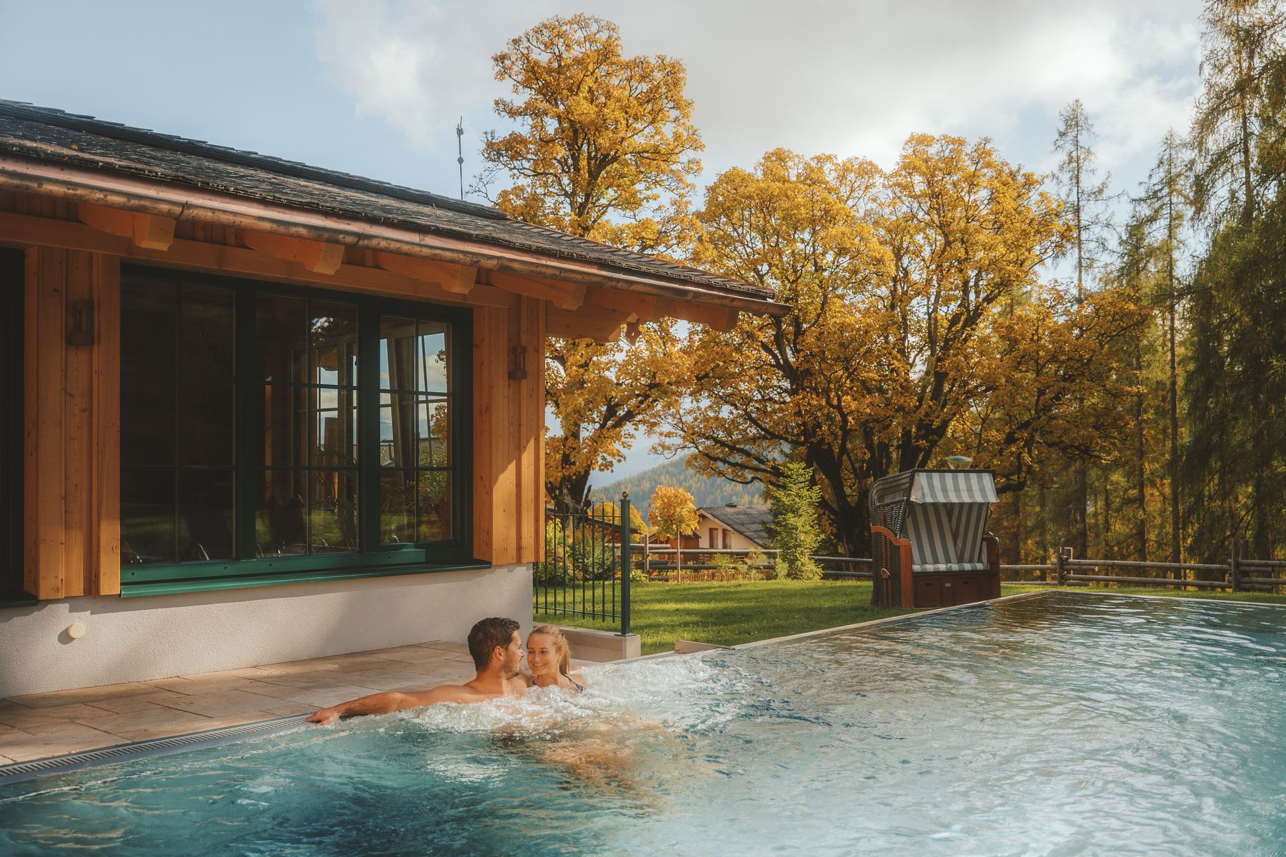 Beheizter Infinity-Pool im Hotel Lindenhof mit Blick auf das herbstliche Dachsteinmassiv