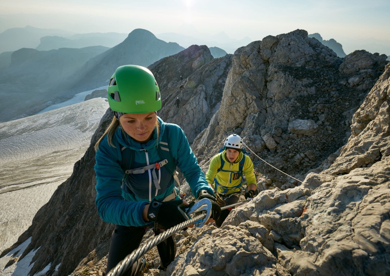 Zwei Kletterer sichern sich auf dem felsigen Berg am Dachstein