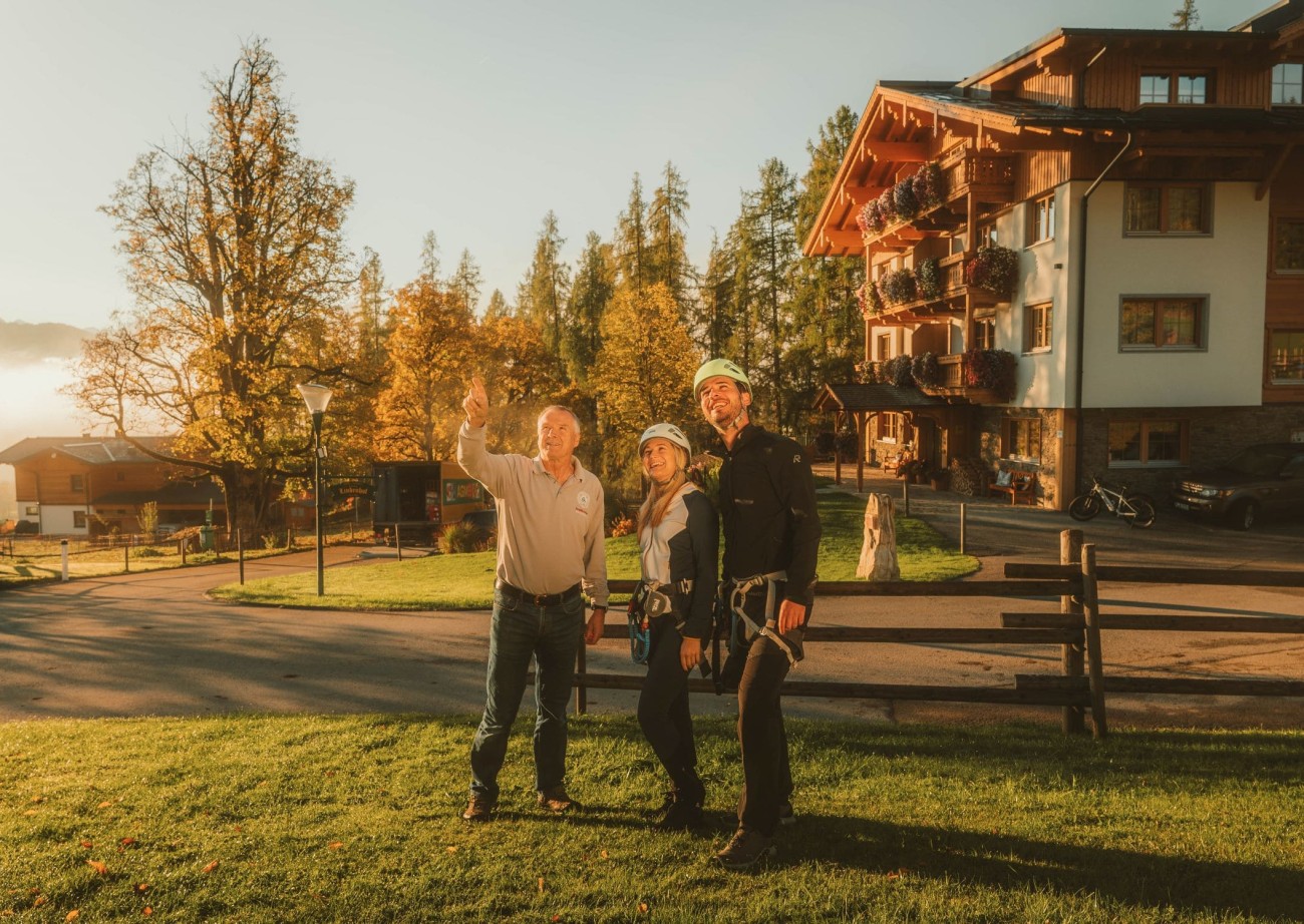 Gäste werden vom Hausherrn aufs Klettern vorbereitet