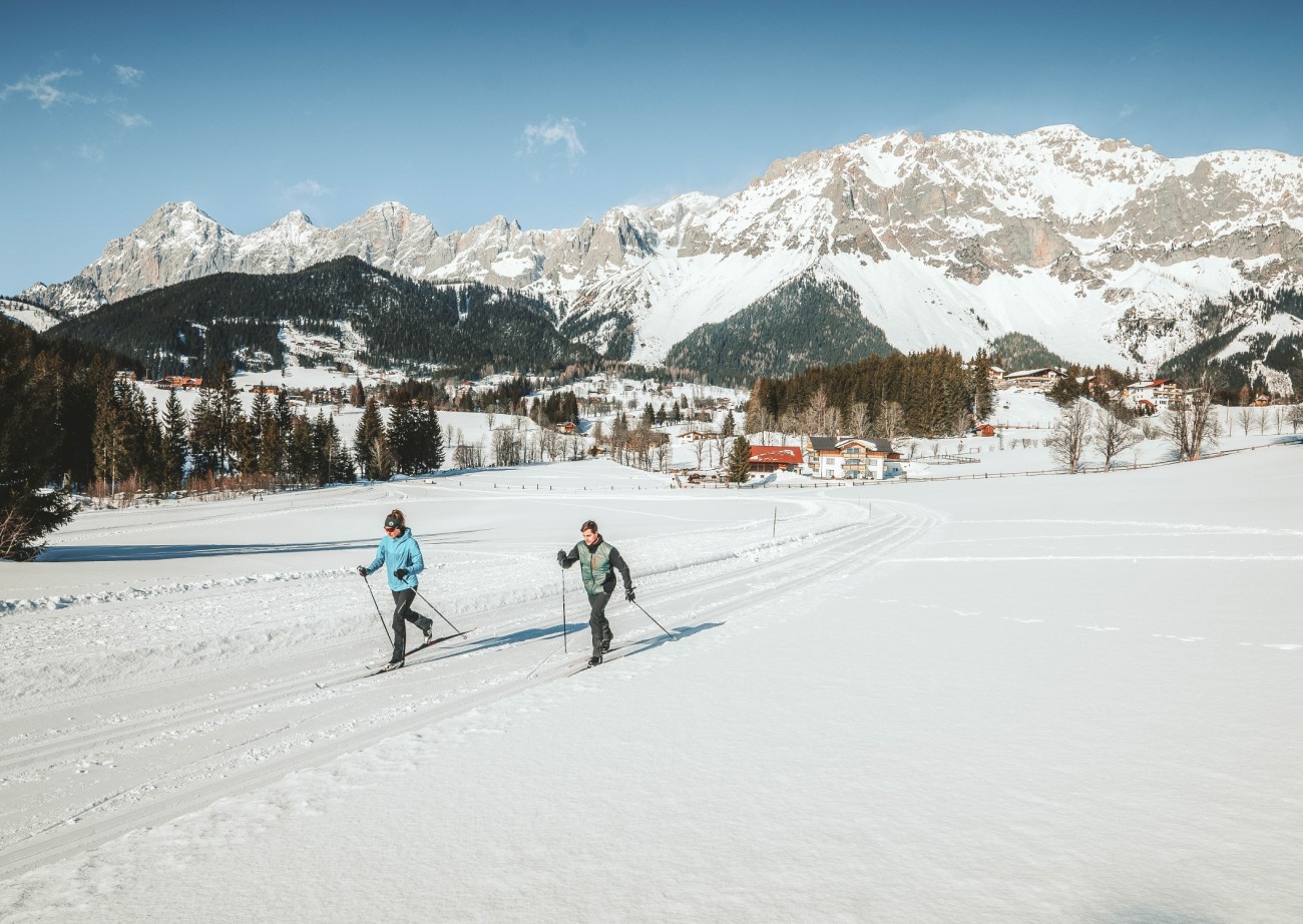 Schneebedeckte Gipfel im Hintergrund, perfekte Bedingungen für Wintersport in Ramsau am Dachstein