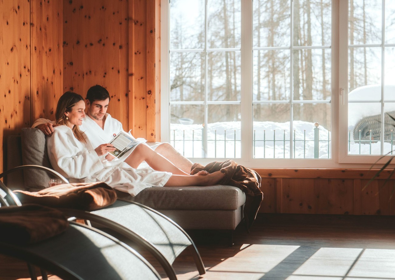 Gemütliche Entspannung im Wellnessbereich im 4-Sterne Hotel Lindenhof mit Blick auf die winterliche Landschaft