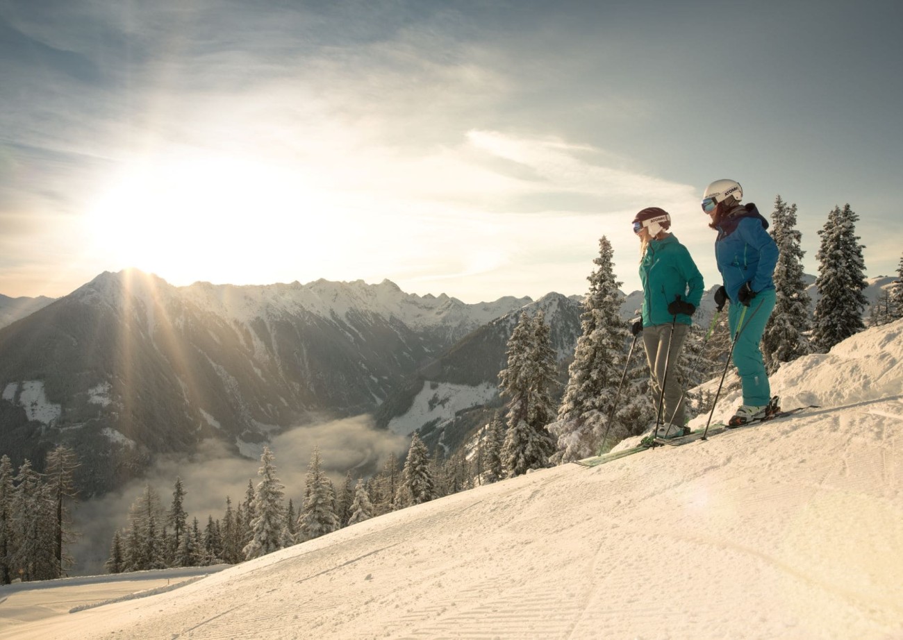 Skifahrer genießen beim Skifahren die Aussicht © Schladming-Dachstein_Martin Huber