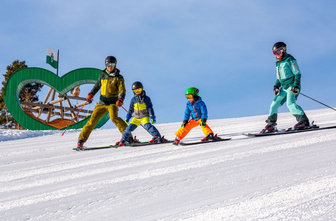 Skiing with children on child-friendly slopes; photo-austria.at/Christine Höflehner