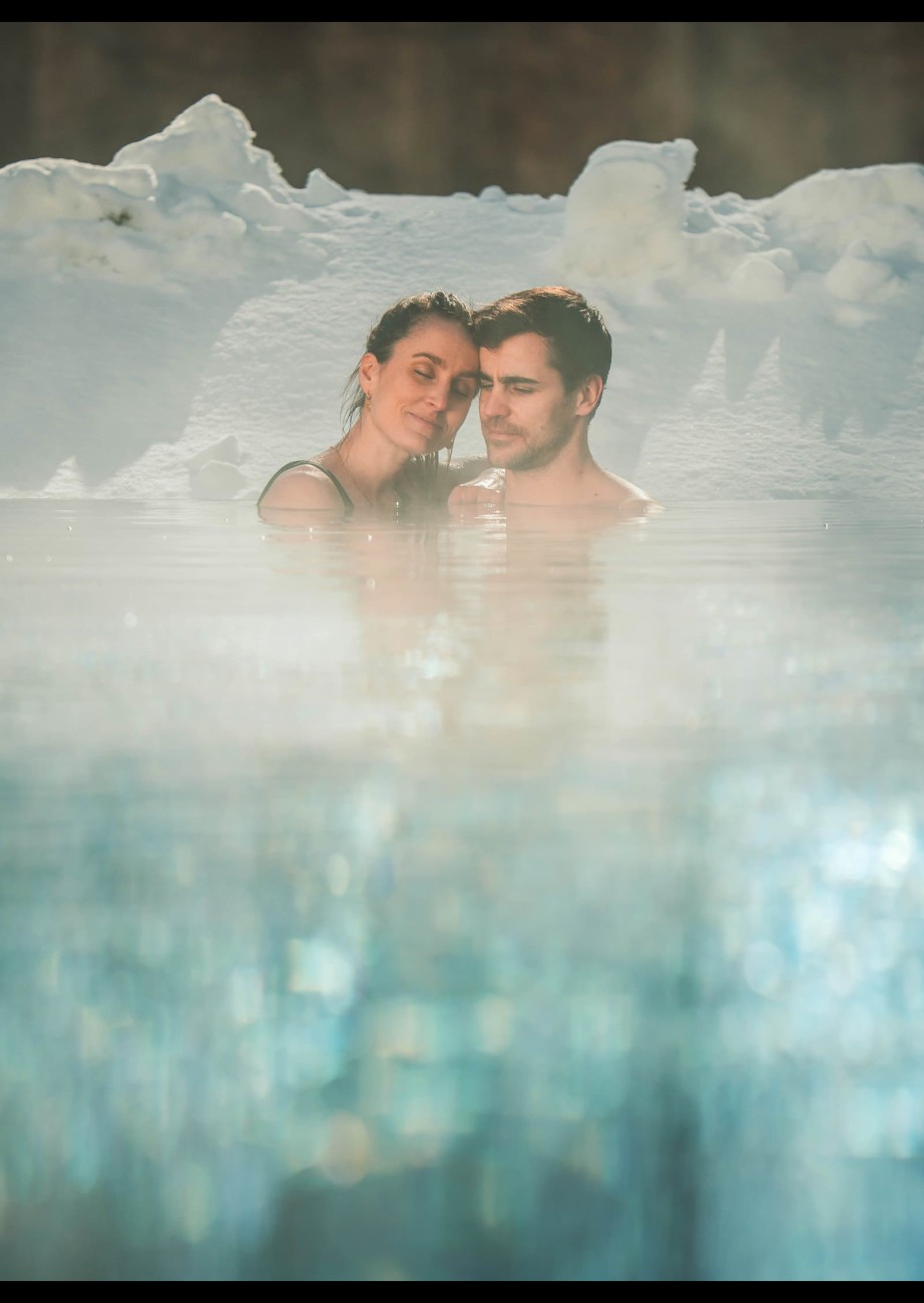 Paar entspannt im Außenpool