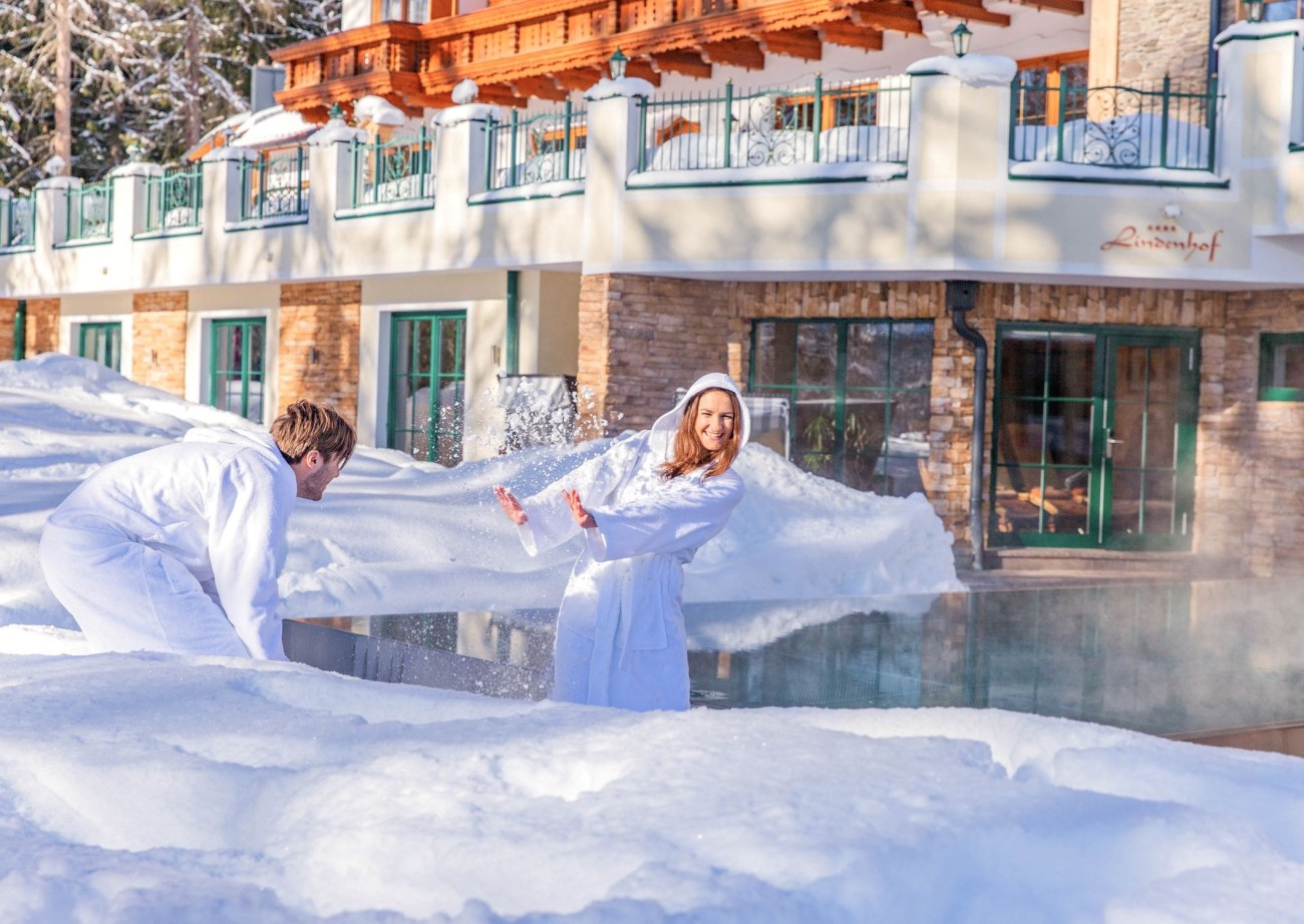 Schneeballschlacht im Bademantel