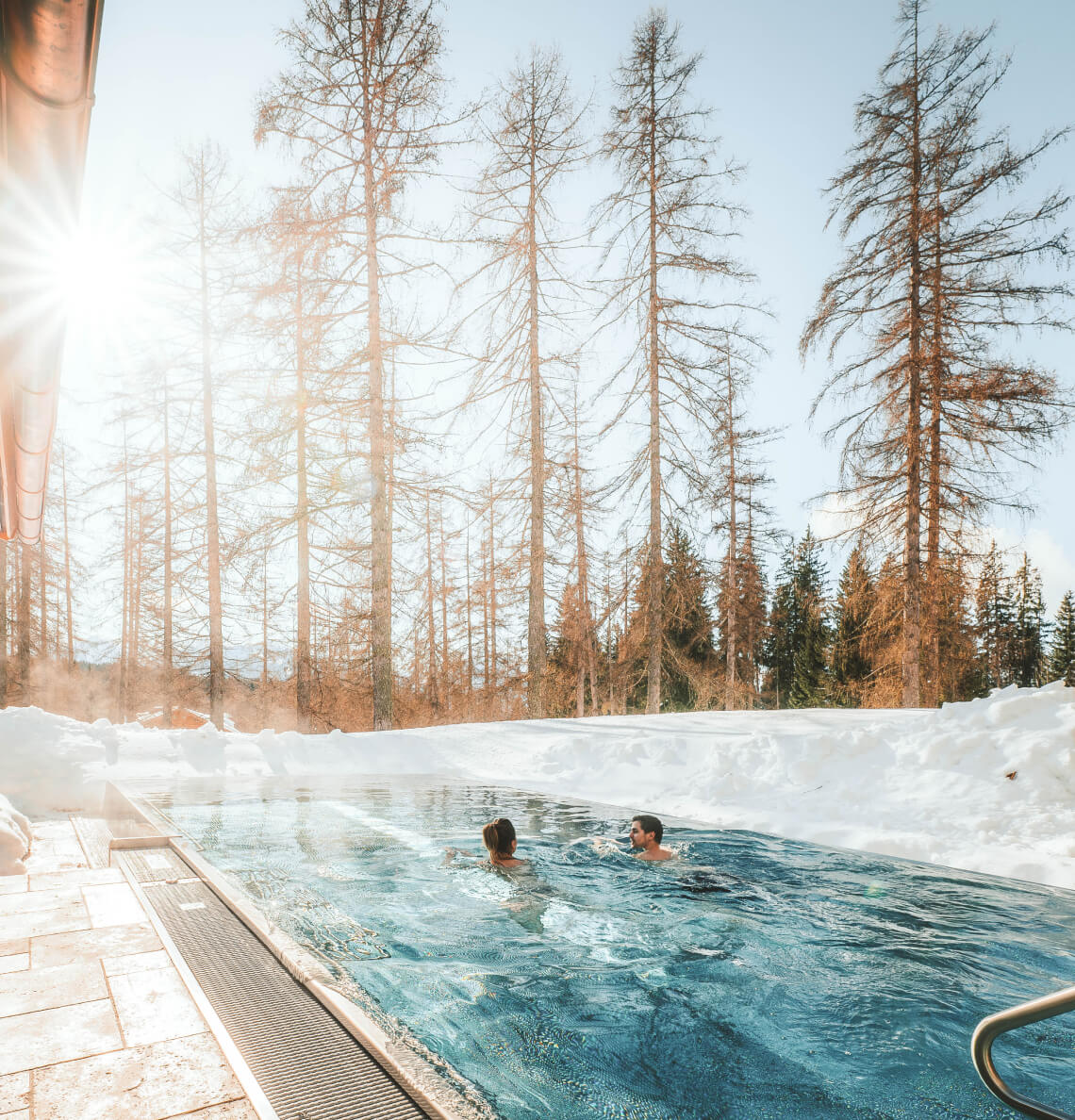 Das Pärchen schwimmt im beheizten Pool des Hotel Lindenhof.