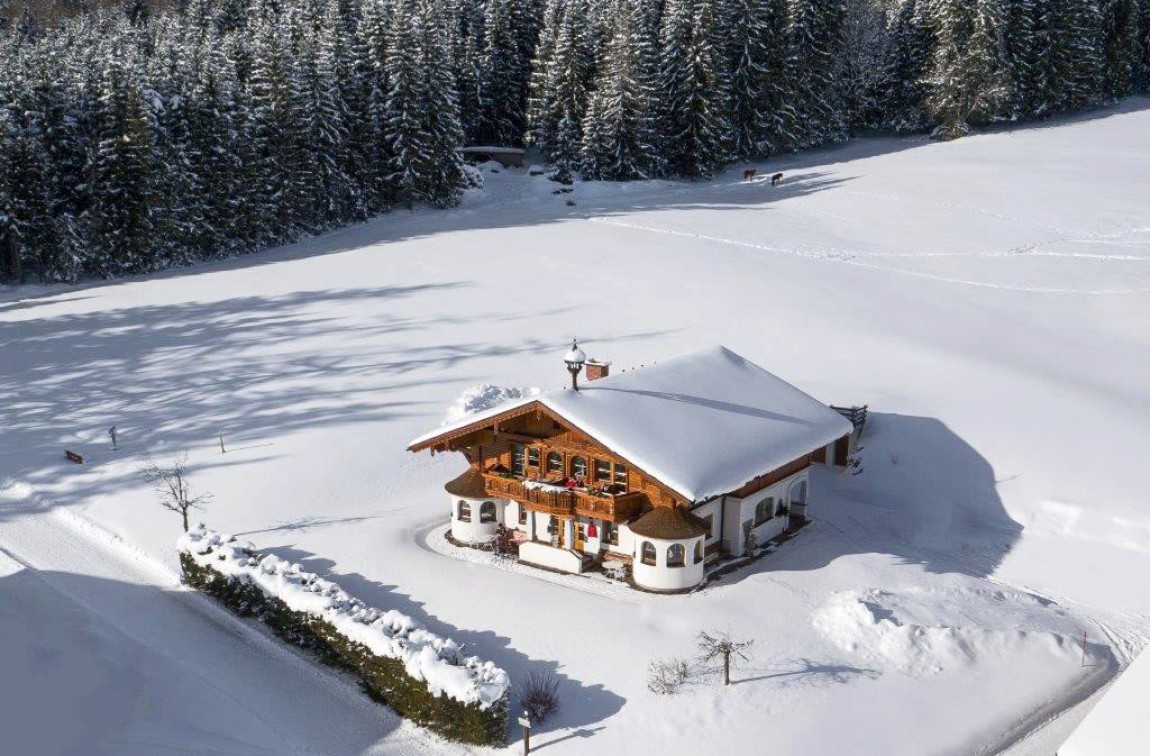 Schneebedeckte Villa Lindenhof 