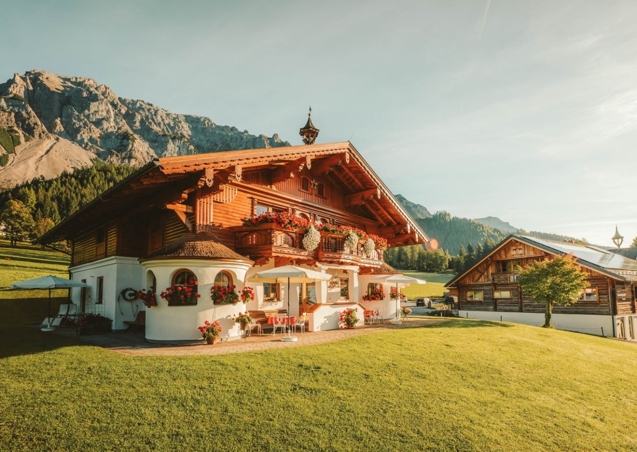 Appartement Eisl - Lindenhof im Sommer mit Bergpanorama