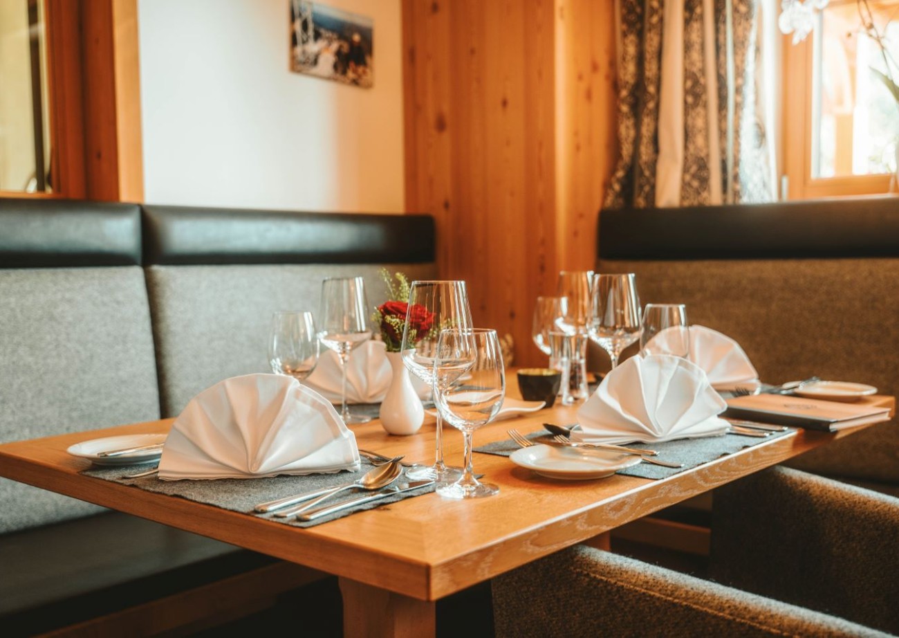 Gedeckter Frühstückstisch mit Getränken und Blick aufs Fenster
