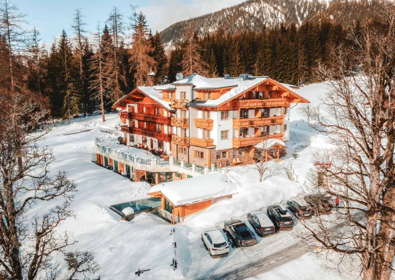 Hotel Lindenhof im Winter, umgeben von Schnee mit traditioneller alpiner Architektur