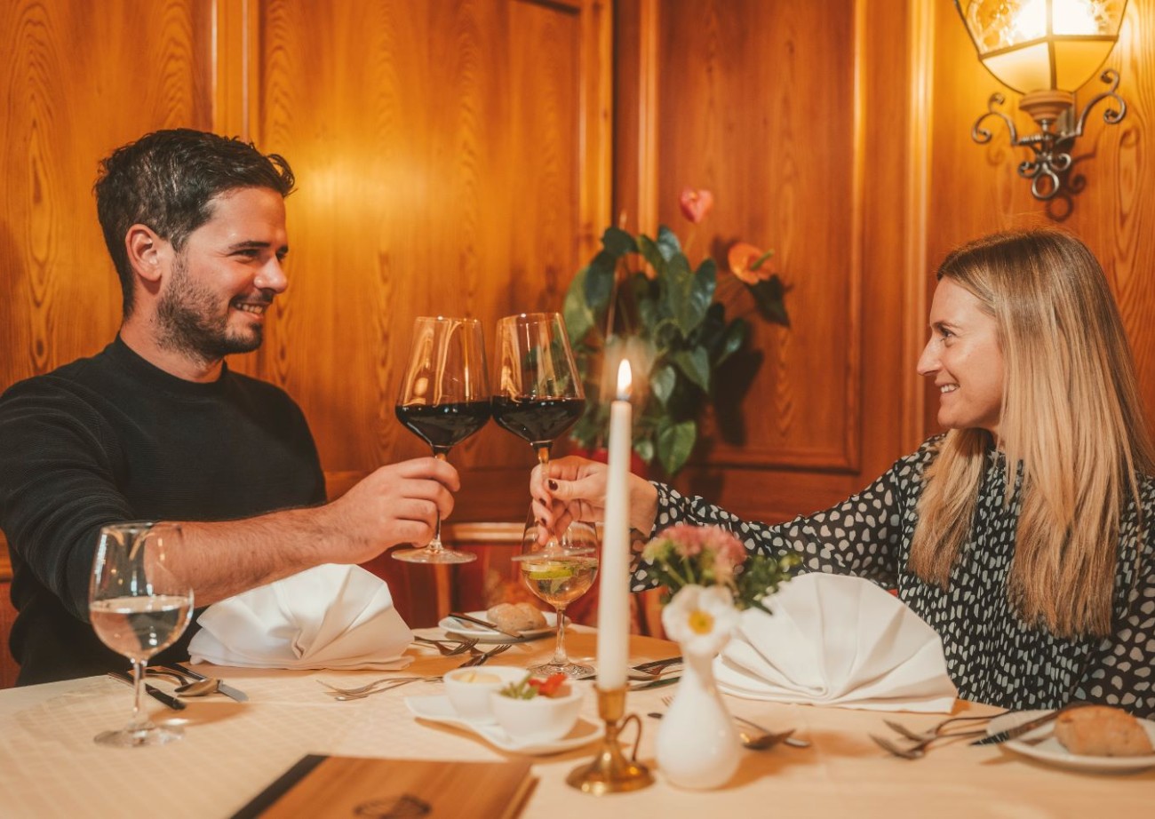 Paar bei einem Candle-Light-Dinner im Hotelrestaurant