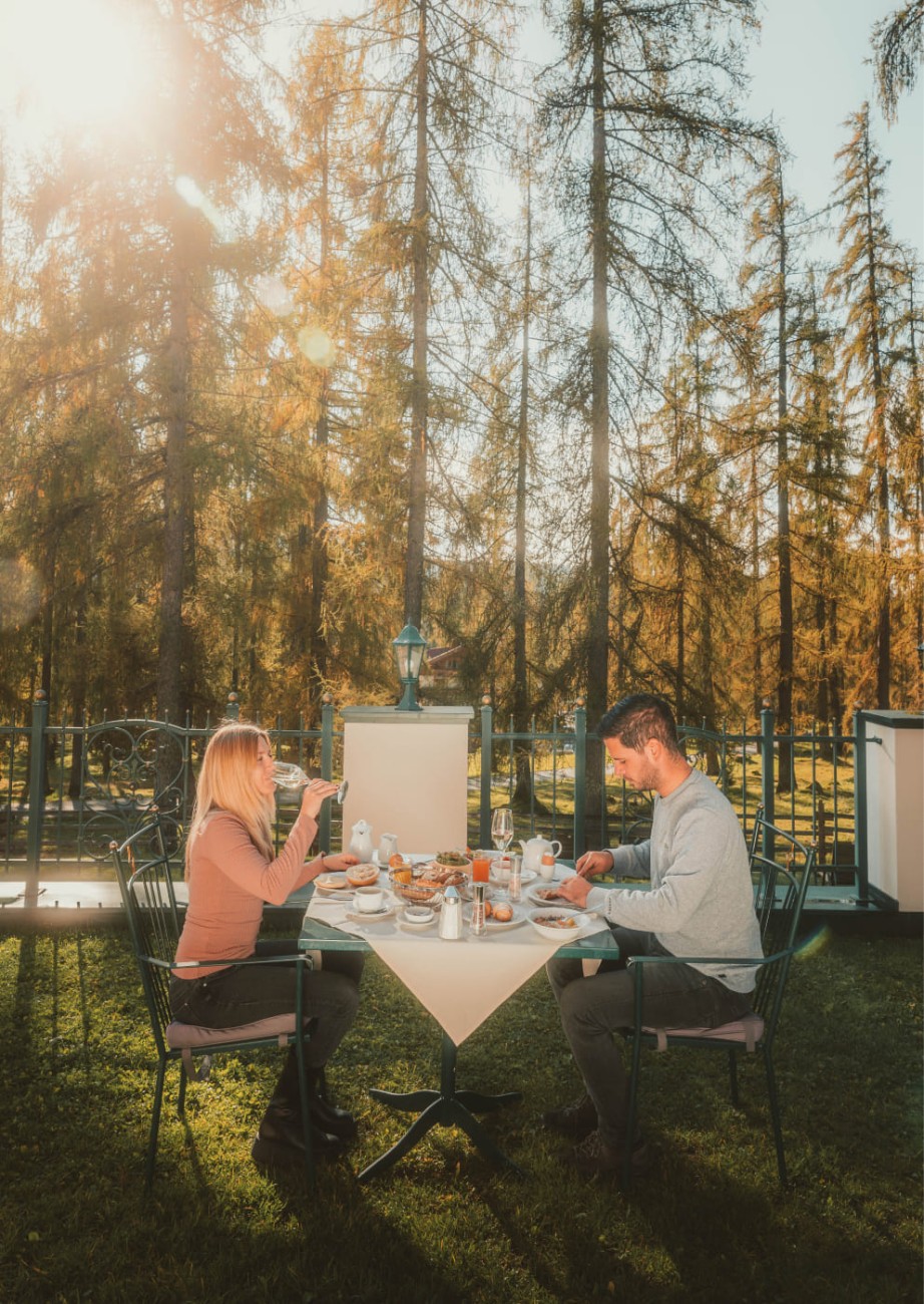 Gäste beim Frühstücken im Freien im Garten