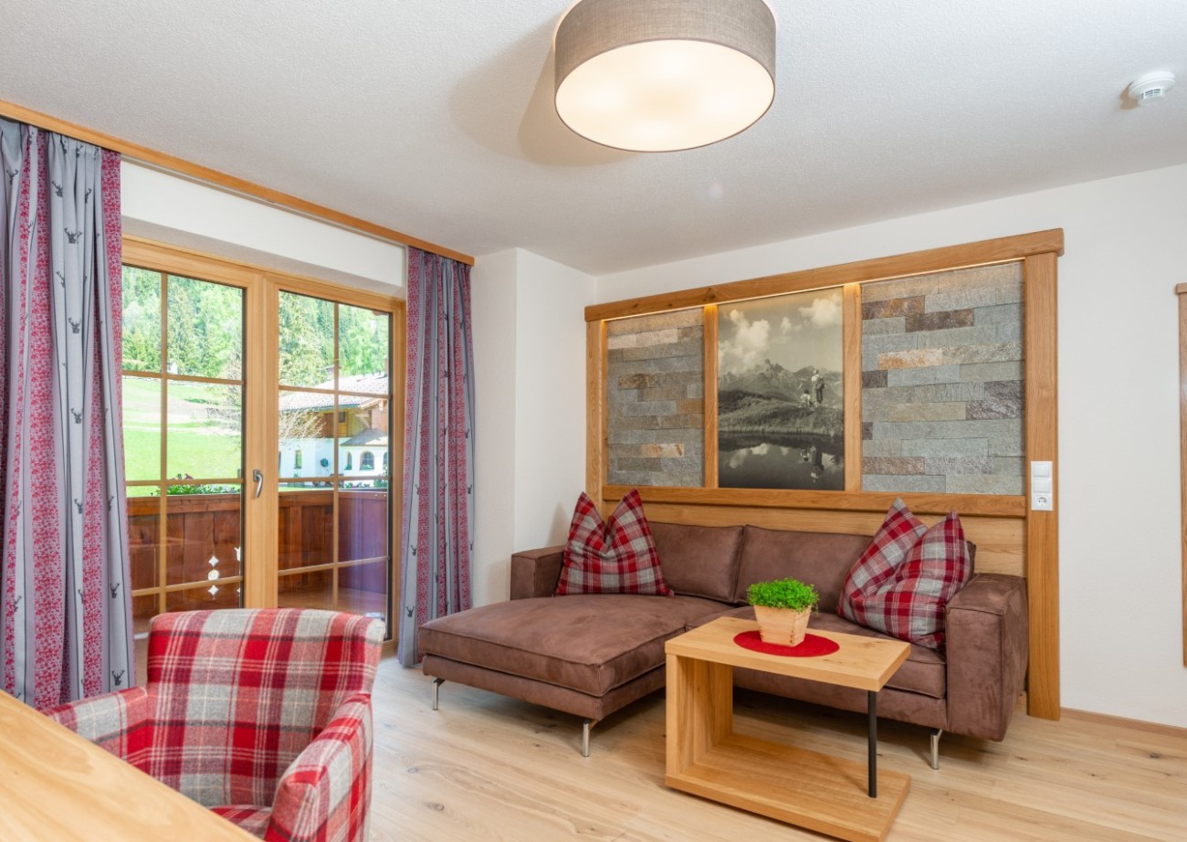 Zimmerausstattung mit bequemen Sitzgelegenheiten