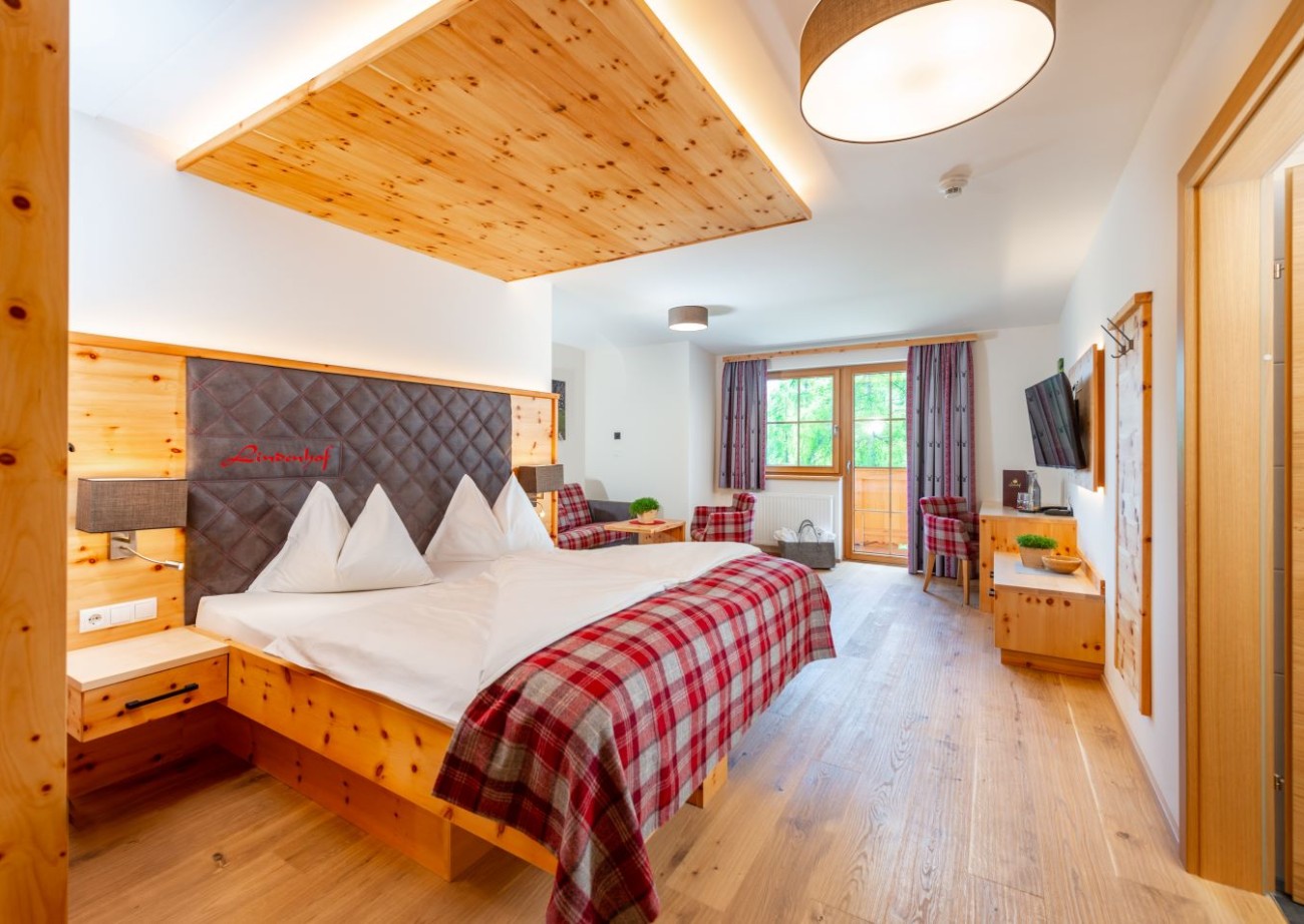 Helles Hotelzimmer mit Holzmöbeln