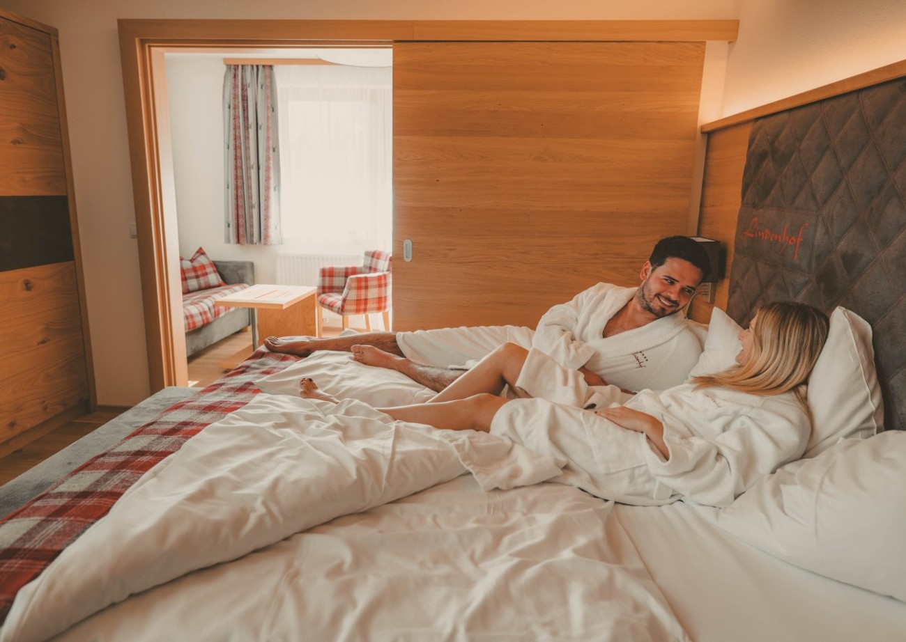 Paar im gemütlichen Hotelzimmer 