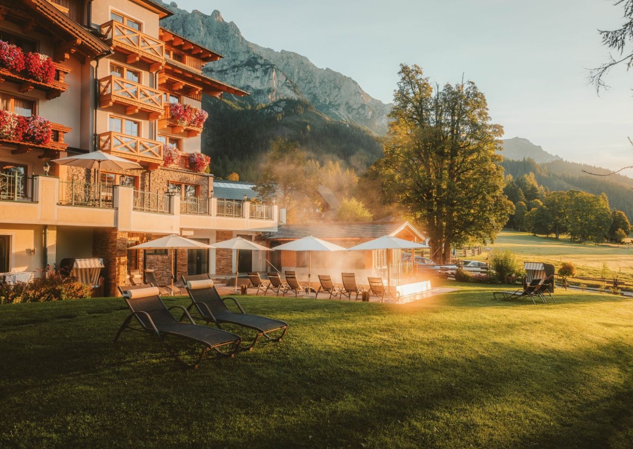 Hotel Lindenhof bei Sonnenuntergang mit Bergkulisse im Hintergrund