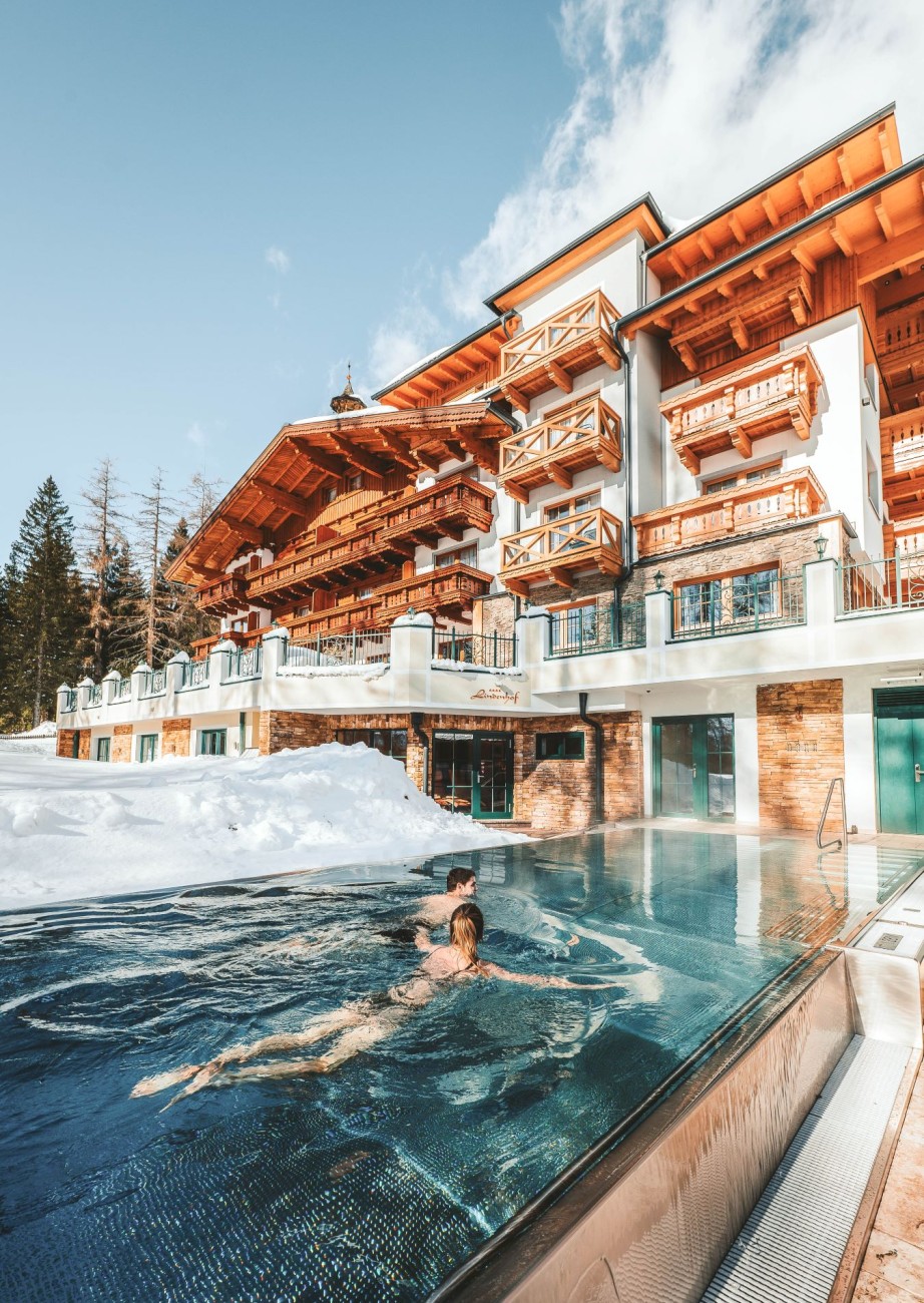 Gäste schwimmen im  Infinity-Außenpool