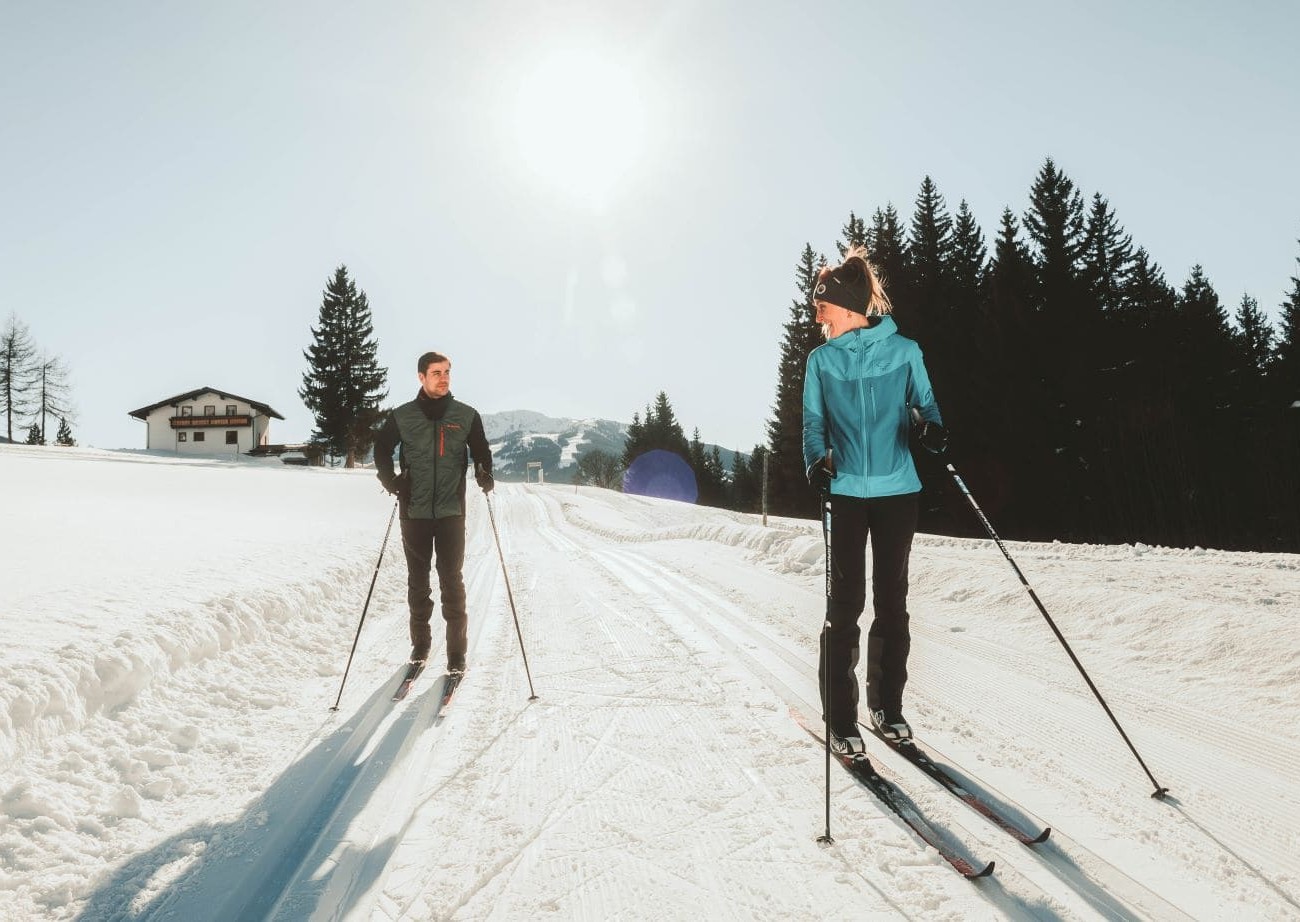 Langlaufen in einer verschneiten Winterlandschaft.