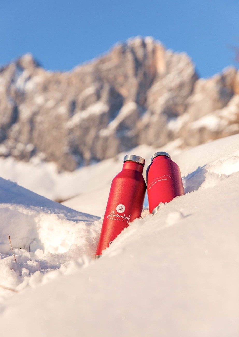 Hotel Lindenhof Thermosflaschen im Schnee