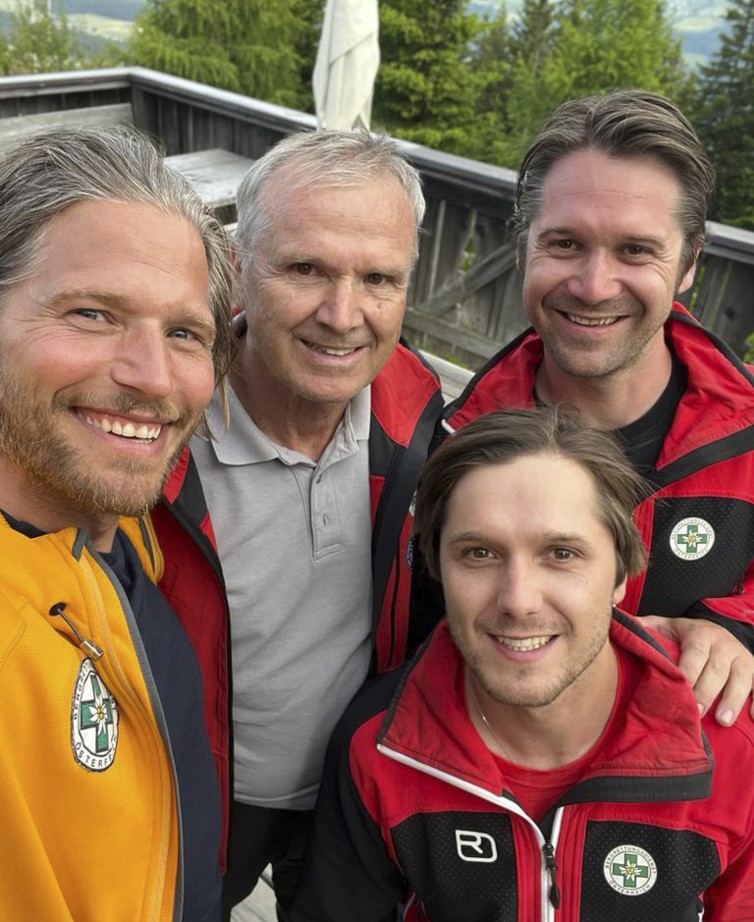 Familie Eisl vom Hotel Lindenhof Heribert, Franz und Lukas Eisl mit Sebastian Ströbel, langjährige Mitglieder der Bergrettung Ramsau und Teil der Serie Die Bergretter