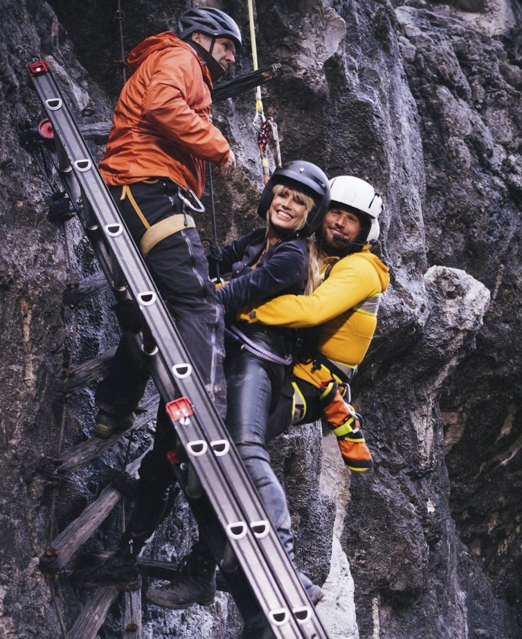 Heribert Eisl, Sicherheitsbeauftragter der ZDF/ORF-Serie Die Bergretter, sichert Schauspieler bei einer Kletterszene in Ramsau am Dachstein