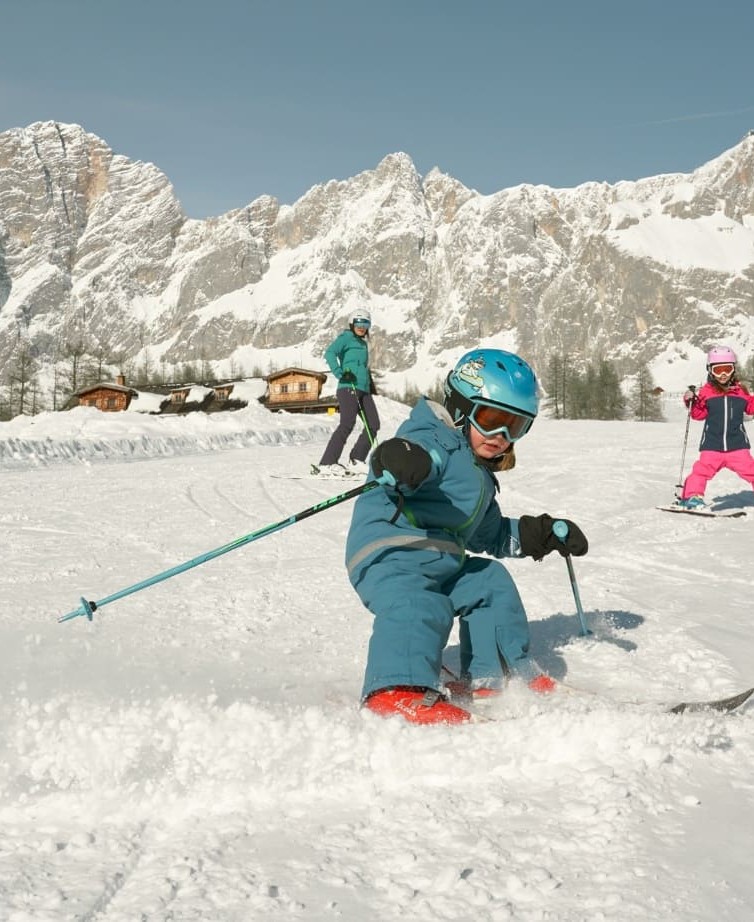 Kleines Kind fährt Ski in der Region Schladming-Dachstein