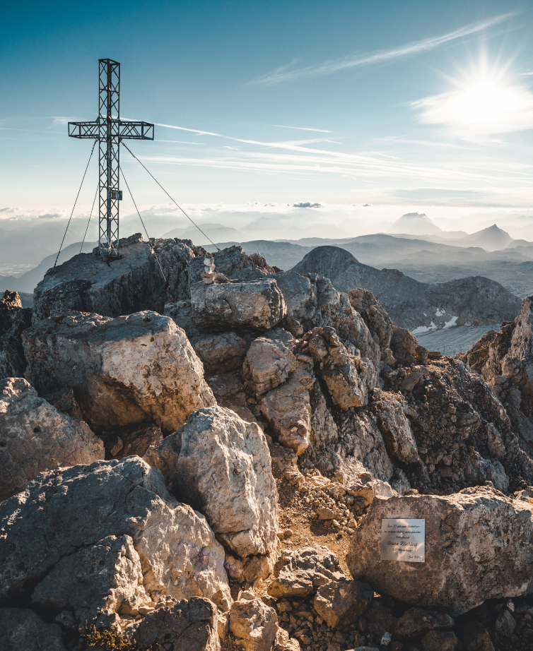Gipfelkreuz bei Sonnenaufgang