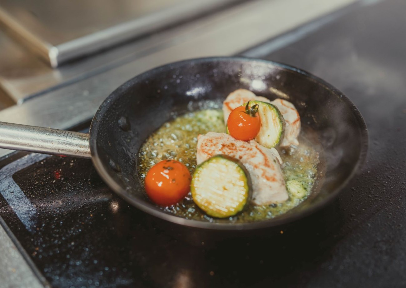 Ein leckeres Pfannengericht mit frischen Zutaten, das im Hotel Lindenhof in Ramsau am Dachstein zubereitet wird