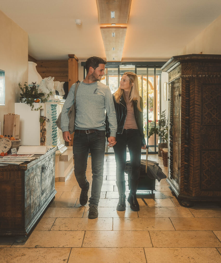 Guests in the entrance area of the Hotel Lindenhof