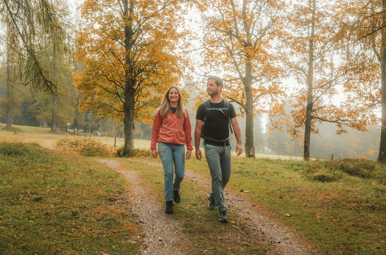 Couple on an autumn walk in the Schladming-Dachstein region