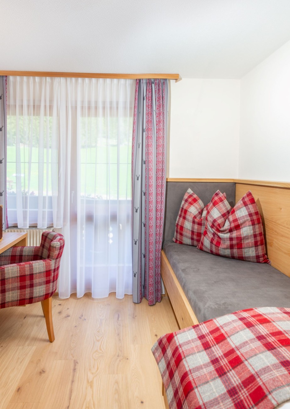 Single room with a single bed in Ramsau